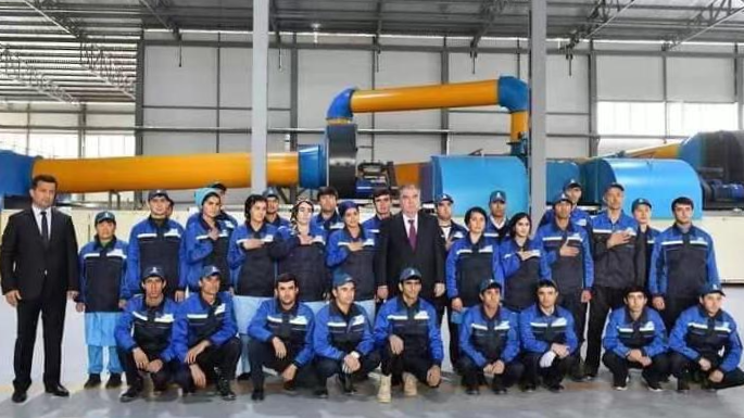 塔吉克斯坦总统拉赫蒙亲自出席生产线投产揭牌仪式 塔吉克斯坦总统拉赫蒙亲自出席生产线投产揭牌仪式